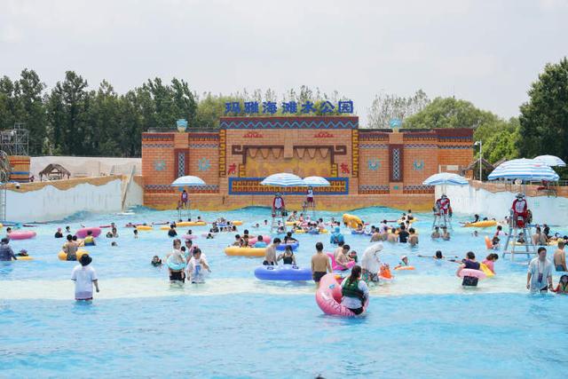 机甲战士巡游、奥特曼变身、美人鱼表演，沪上主题乐园带来暑期游玩新体验