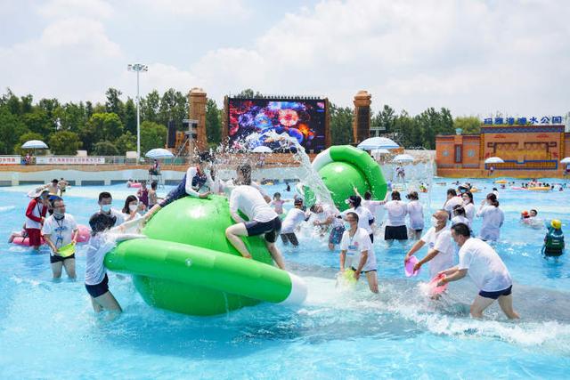 机甲战士巡游、奥特曼变身、美人鱼表演，沪上主题乐园带来暑期游玩新体验