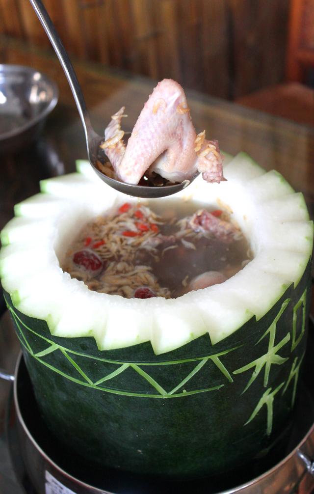 据南园酒家的大厨介绍,冬瓜盅的做法不算复杂,先用尖头刀把冬瓜中间