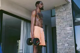 篮网自媒体晒杜兰特赤膊练哑铃照片：身材修长 表情严肃图片