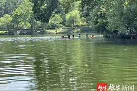 男子夜游溺亡！多名儿童还在下水图片
