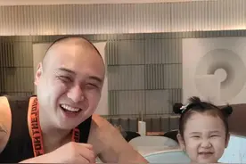 第一天送女儿上幼儿园，爸爸哭成泪人图片