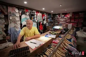这间愚园路上的老年内衣小店，成了街坊阿姨们的“树洞”图片