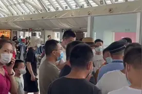 游客在三亚｜登机后舱门都关了，广播里喊着让大家下飞机图片