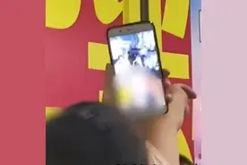 遭邻桌男子拍摄，女子回拍后将其曝光，律师：均侵犯了肖像权图片