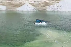 4000米雪山上，小车突然坠入冰河快速沉没！车主趴在车顶命悬一线图片