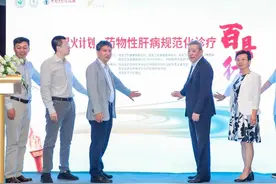 长期服药的要留意，当心药物性肝损伤图片