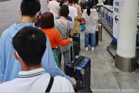 疫情中的三亚游客：被中断的旅行，还有没拍完的婚纱照图片