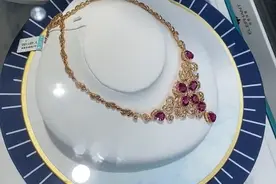 女儿要买20多万项链给妈妈不买就哭，爸爸愁坏了：要一大包钱呢图片