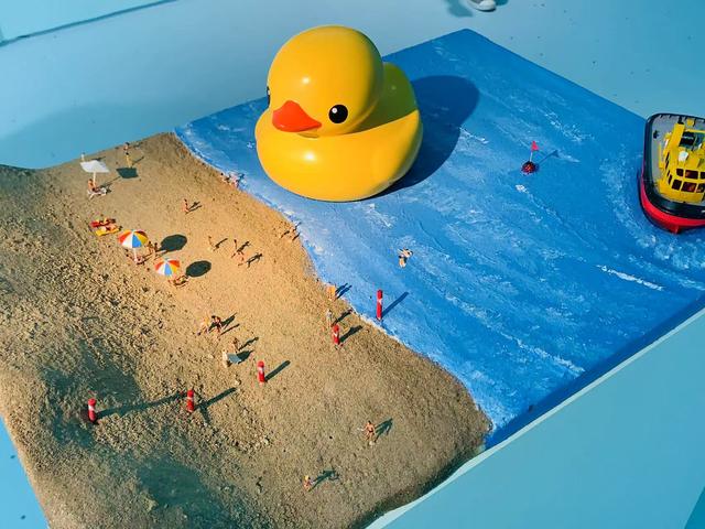 大黄鸭与伙伴“相聚”北京：巨物面前，人人平等