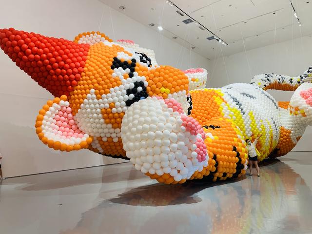 大黄鸭与伙伴“相聚”北京：巨物面前，人人平等