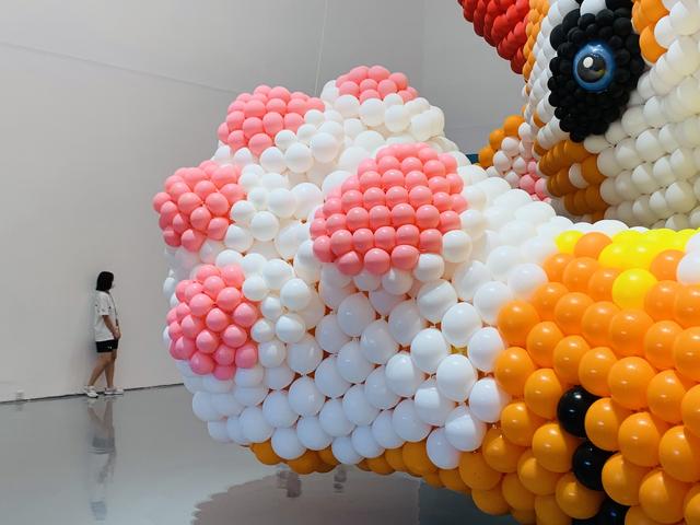 大黄鸭与伙伴“相聚”北京：巨物面前，人人平等