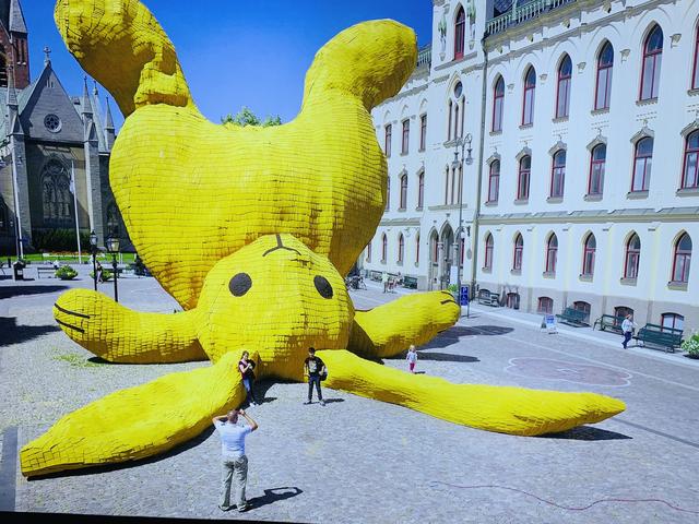 大黄鸭与伙伴“相聚”北京：巨物面前，人人平等