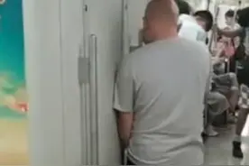 辣眼睛！57岁男子酒后地铁上随地小便，北京警方：行拘图片