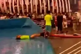 商场回应“水池垮塌飞人坠地”：疑水压问题所致视频封面