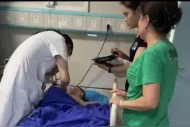 两岁男童糖果卡喉“快不行了”！多亏妈妈会“海姆立克急救法”图片