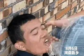消防员灭火后中暑倒地，队友用桶装水浇头降温是浪费水？网友：请对英雄多点善意图片