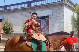 河南男子身骑骏马八抬大轿迎娶新娘，回应：传承传统文化，家里老人喜欢图片