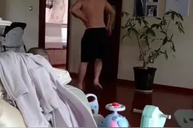 1岁半宝宝模仿爸爸痛风一瘸一拐，网友：一个真痛风，一个学痛风图片