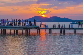 凌波门前迎接武汉的第一缕日光图片