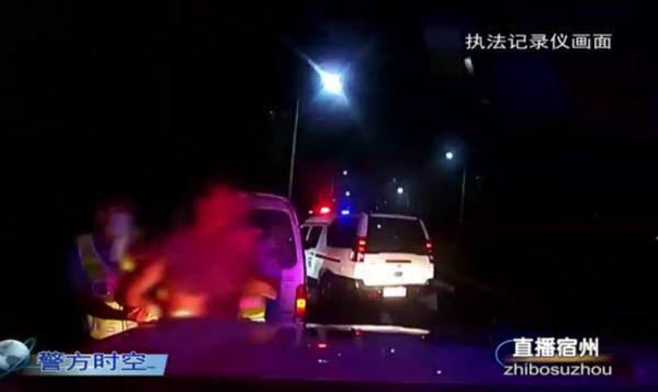 疯狂！酒驾还强行闯卡，你跑不掉的……