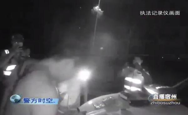 疯狂！酒驾还强行闯卡，你跑不掉的……