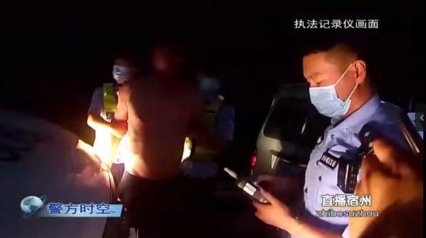 疯狂！酒驾还强行闯卡，你跑不掉的……