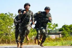 还记得“00后”武警新兵练兵照吗？他们每天上演极限“挑战”图片