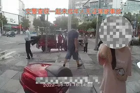 “你又不是警察局！”不满无证弟弟被罚，姐姐叫来无证爸爸…图片