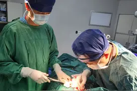 女子小店修甲修得甲沟炎复发，医生巧施手术免去拔甲之苦图片