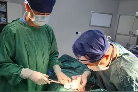 女子小店修甲修得甲沟炎复发，医生巧施手术免去拔甲之苦图片