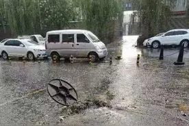 西安一小区排水管再漏水至污水淤积 施工方：如有证据愿可负全责图片