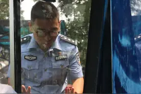 北京一居民家有“巨龙”出没？！一米多长，四肢强壮…图片