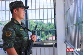 党员干部站“高温哨”武警湖南总队某部把“清凉”送到兵心里图片