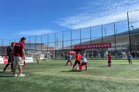 百队杯“宝宝组”开赛 足球不止胜负和欢乐图片