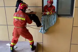 这个抱抱很有安全感！16岁女孩被困12楼连梁，消防员跳窗成功施救图片