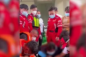 4岁儿童落水父亲施救均溺亡，母亲捧着孩子手哭着唱歌视频封面