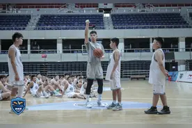 方硕手把手教小学员罚球，首钢训练营成梯队建设重要一环图片