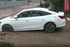 果然视频｜一轿车不慎陷进泥坑被困，消防员开自己私家车帮其脱困图片