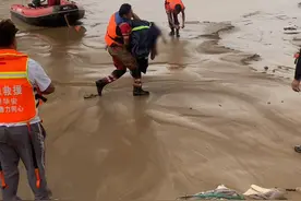 父亲为救掉入黄河的儿子双双溺亡，母亲跪地泣不成声，紧握儿子小手为其唱童谣图片