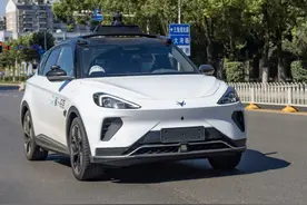 长江日报记者体验无人驾驶“萝卜快跑”，固定点位上下车，乘车只能坐后排图片