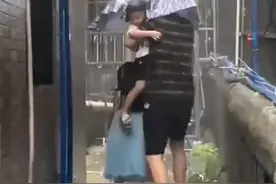 老人带孙子孙女避雨无效打伞，网友：只有弟弟“受伤”的世界达成了图片