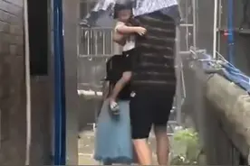 老人带孙子孙女避雨无效打伞，网友：只有弟弟“受伤”的世界达成了图片