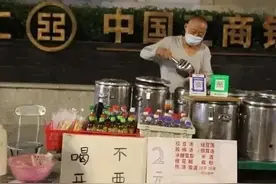 “糖水爷爷”遭网暴后，还是搬走了！留下这张纸条……图片