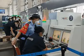 母女过安检，儿童行李箱里，竟然有百万元现金图片