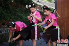 贵州丹寨：水上铜鼓舞 欢乐庆丰收图片