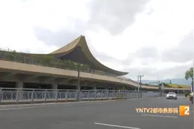 男子弯腰挠脚顺走航空救生衣 他将面临怎样的处罚？飞机上5种东西不能拿走图片