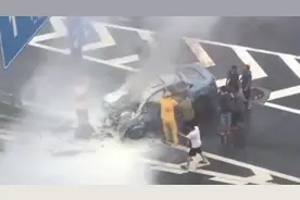 丰田连发车辆碰撞后车门锁死事故图片