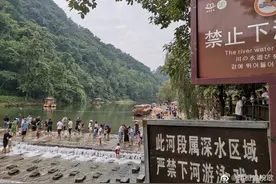 泄洪河道、飞瀑下方……危险“野河沟”何以成网红耍水地？图片
