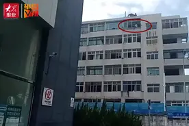 两名醉酒男子，爬上青岛一居民楼顶层，还把脚伸出窗外…图片